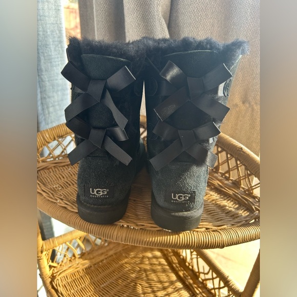 UGG Bailey Bow Uggs! Like new, bottoms show almost no wear. Great condition S/7 - Picture 2 of 7
